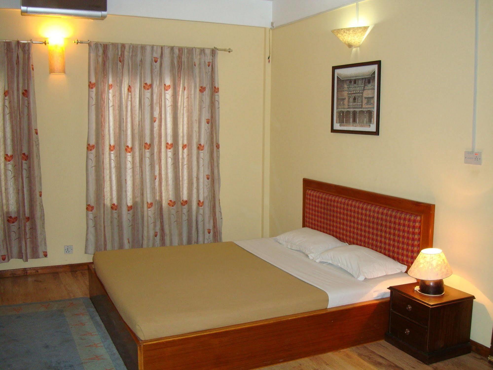 Royal Astoria Hotel Катманду Екстериор снимка